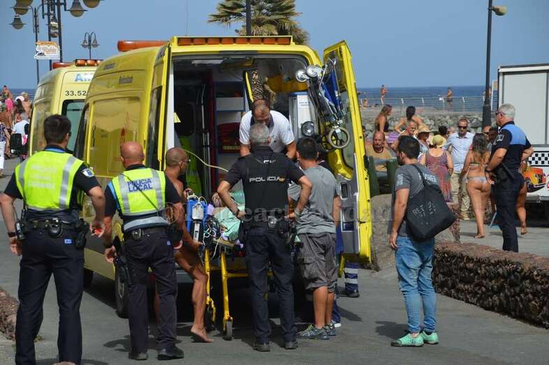 Traslado de un joven con síntomas de ahogamiento en la playa de Melenara (Foto TA)